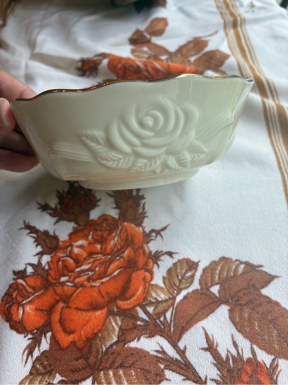 Cream Rose-Relief Decorative Bowl with Gold Trim